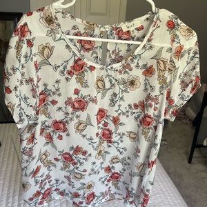 Love J is the brand it is an extra large and it’s a pink and blues floral shirt